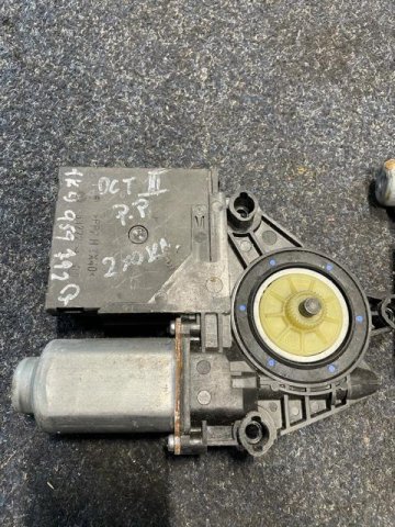 motorek stahování oken pravý přední Octavia 2 1K0959792Q