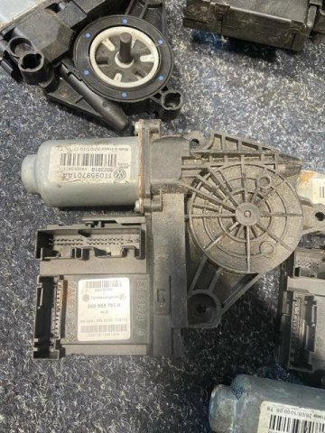 Motor stahování okna spolujezdce VW , 1K0959792G
