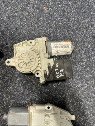 Motor spouštění oken vpravo vzadu Octavia II 5K0959704A
