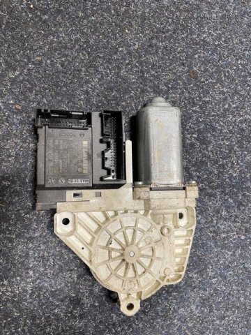 Motor stahování oken pravý přední Volkswagen Golf 1K0959792P