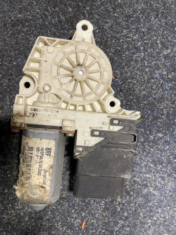 Motor stahování okna vlevo vzadu 1C0959811A VW Bora, Golf IV