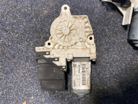 Motor stahování oken 1K0959704J pravý vzadu Škoda Octavia II