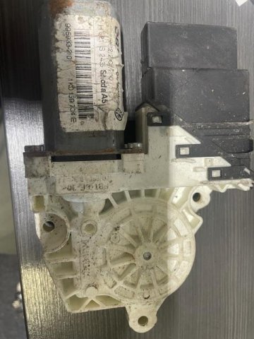Motor stahování oken pravý zadní 1K0959704E