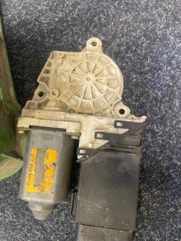Motor stahování okna dveří řidiče 1C1959801A VW
